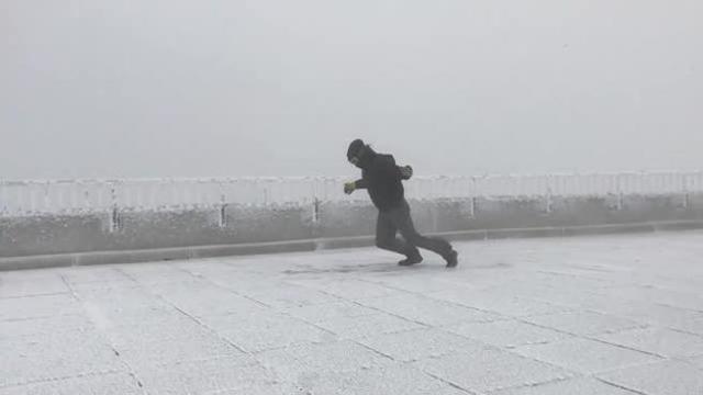 Metereologu “sfidon” të ftohtin, ecën kundër erës me 170 kmh (Video)