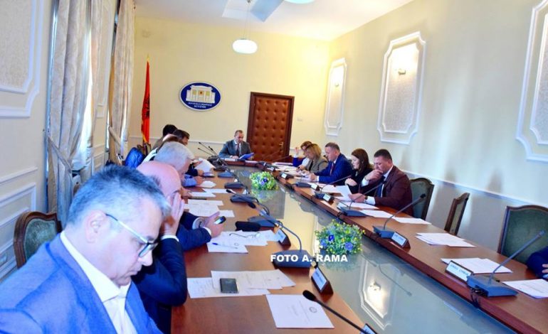 Presidenca s’ka fonde për kamerat, Fino: E ngrini stekën lart, që të kapni ndonjë gjë