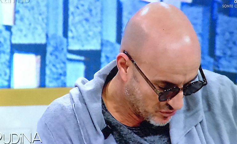 E papritur/ Robert Alia përlotet “live” në studio: Mua më merr malli për të edhe kur…