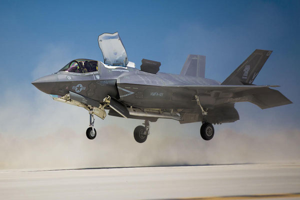 FOTO/ Piloti i marinës amerikane “vizaton” organin gjenital në qiell