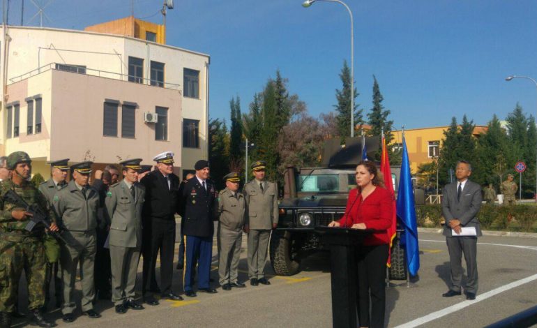 SHBA automjete dhuratë, ja çfarë thotë ambasadori Lu për ministren Xhaçka
