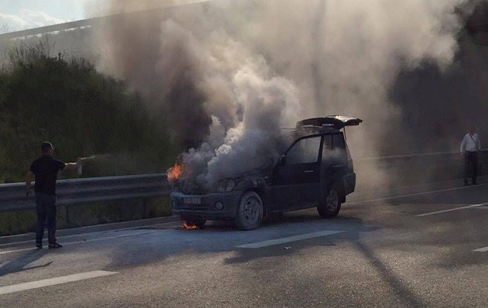 VIDEOLAJM/ Makina shpërthen në flakë në autostradën Tiranë-Durrës