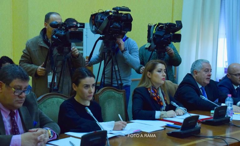 Zbardhet shtesa, pagat për mjekët dhe infermierët do të rriten 5%