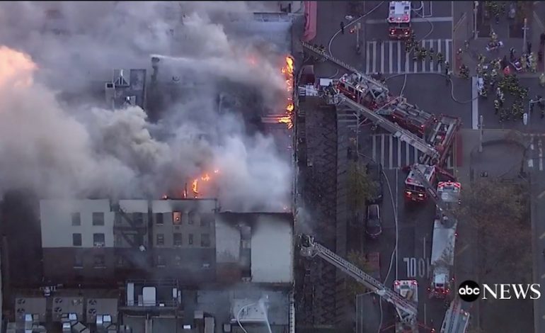 VIDEO/ ALARM në New York, mbi 100 zjarrfikëse në luftë me flakët