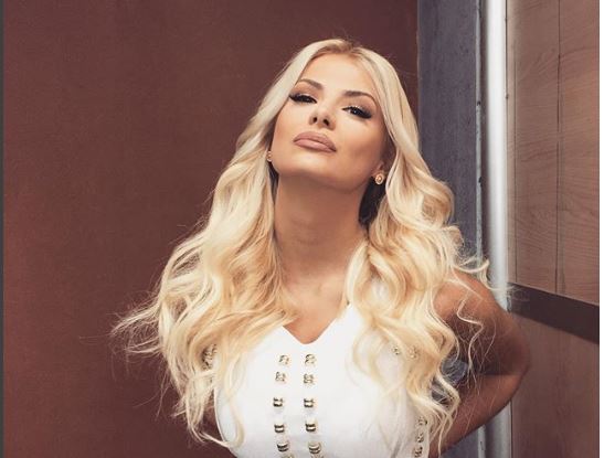 Kujt po ia dedikon këto fjalë Marina Vjollca? (Foto)