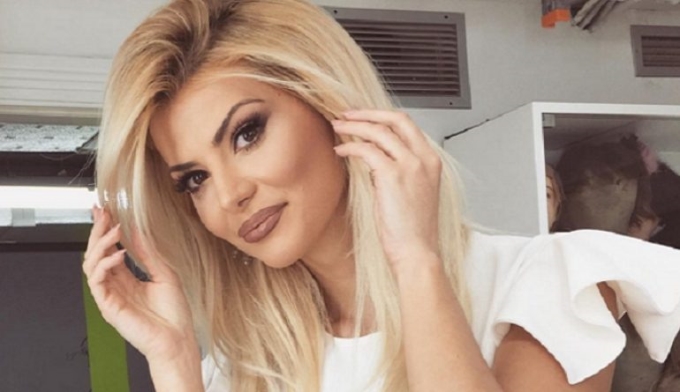 ‘Ku e ke gishtin?’, Marina u akuzua për fotoshop, grimieri i saj sqaron gjithçka