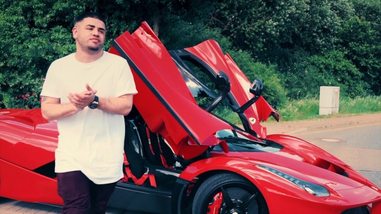 Jeta luksoze e Noizy-t, reperi ‘i mbytur’ me tufa të mëdha parash