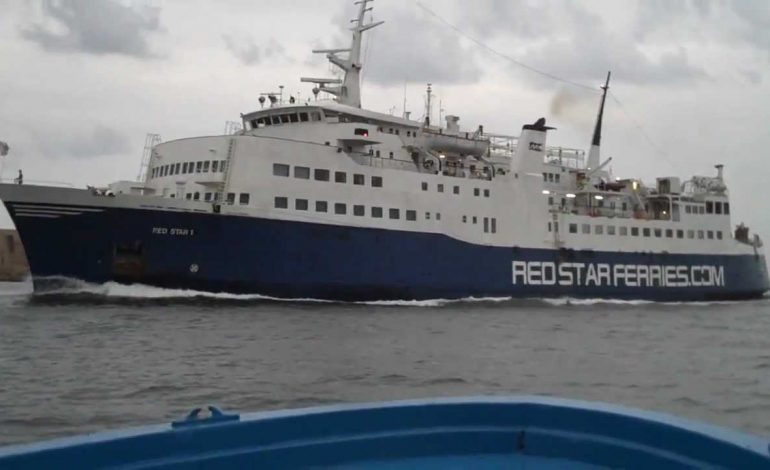 Pezullohet lundrimi në portin e Vlorës, shkak moti i keq (Video)