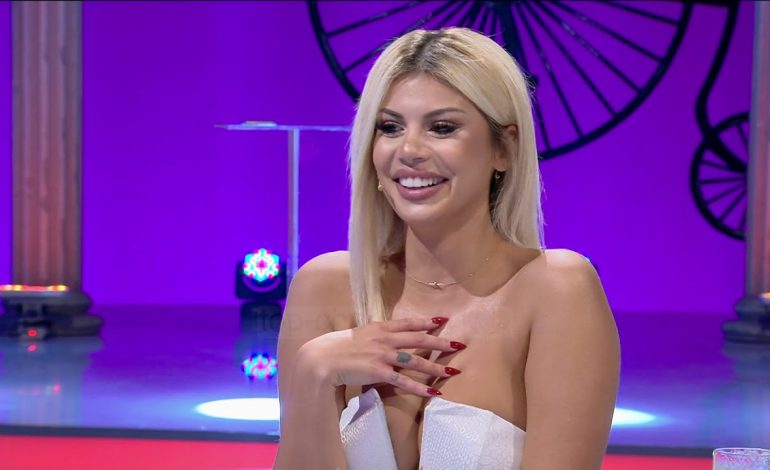 Video/ Incidenti, Luana Vjollca rrëzohet në skenë gjatë prezantimit live