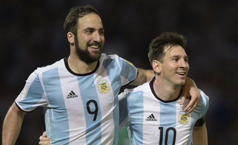 Messi publikon një foto, Higuain ‘masakrohet’ nga fansat