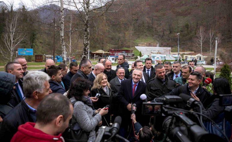 FOTO/ Si e presin Metën në Medvegjë, interesi i madh i mediave serbe