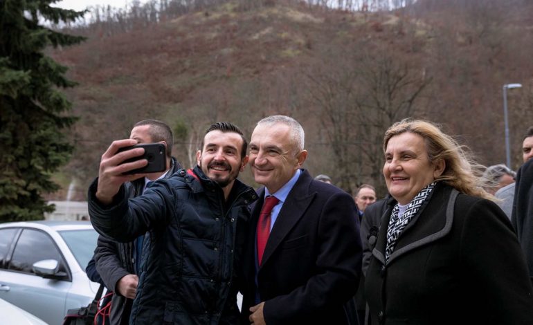 VIDEO/ Me muzikë e çifteli, shikoni si u prit presidenti Meta në Medvegjë