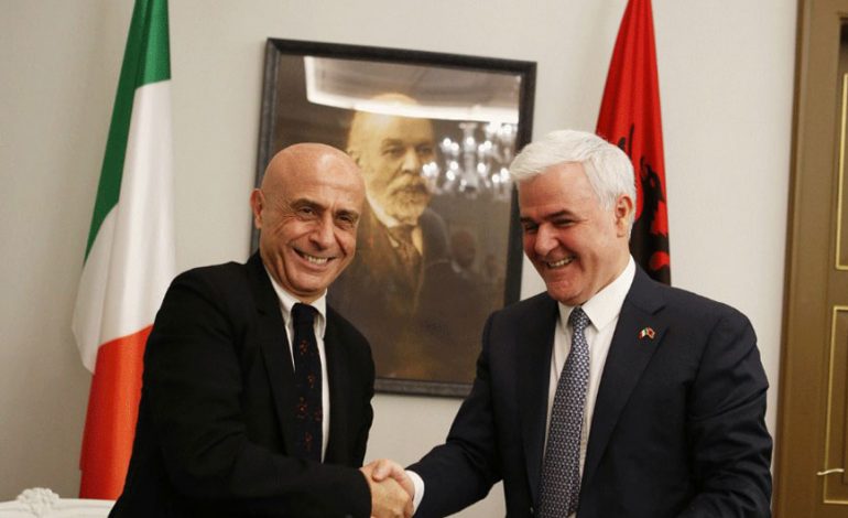 Nënshkruhet marrëveshja/ Italia dhe Shqipëria bashkë kundër trafikimit të narkotikëve