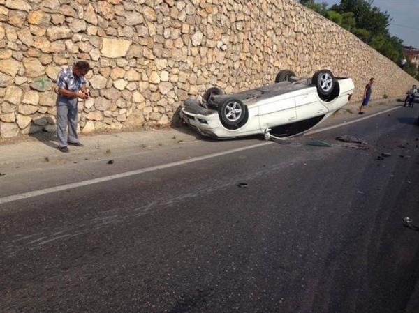 Makina kthehet përmbys në autostradën Tiranë-Durrës, rëndohet qarkullimi