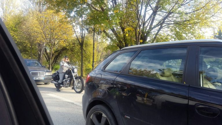 E RRALLE/ Kush është motoristja me “Harley Devidson” që po cmend Tiranën?