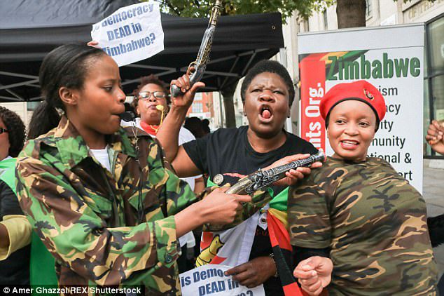 FATI I ROBERT MUGABE/ Arrestohet diktatori famëkeq, shpërthejne festimet në Zimbabve