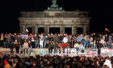 HISTORI ME FOTO/ Si dhe pse u ndërtua Muri i Berlinit. Detajet e panjohura