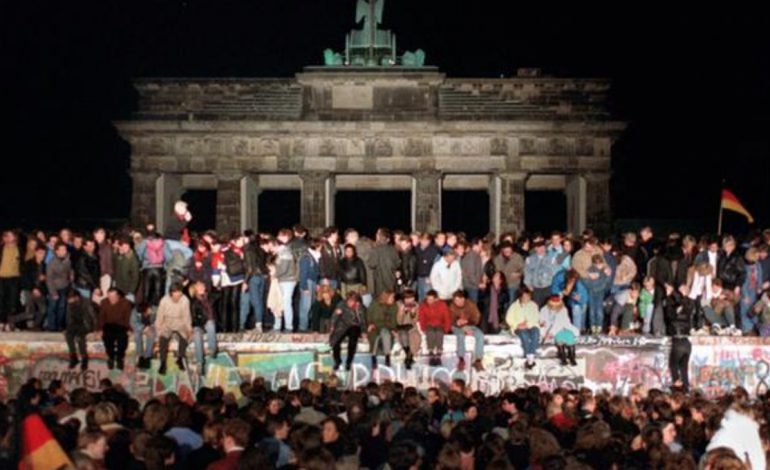 HISTORI ME FOTO/ Si dhe pse u ndërtua Muri i Berlinit. Detajet e panjohura