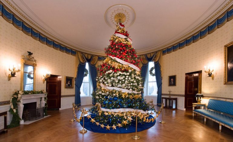 VIDEO/ Nis dekorimi i Shtëpisë së Bardhë për festat e fundvitit, Melania Trump merr…