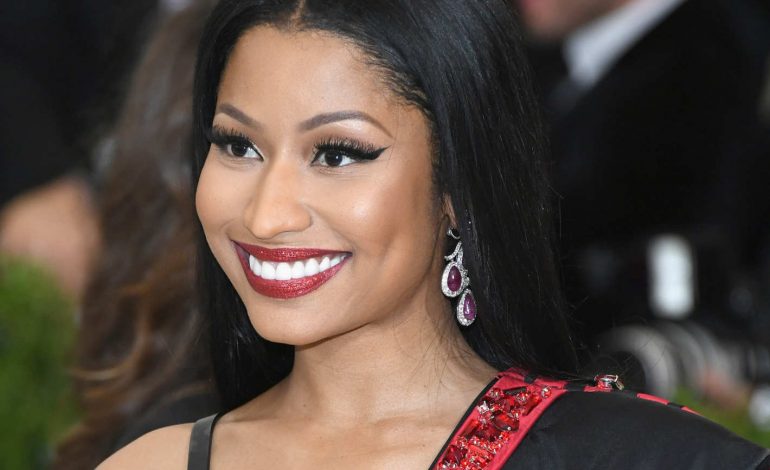 Nicki Minaj tregon këmbët dhe gjoksin bombastik në Instagram