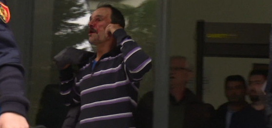 VIDEO/ Divorci, shkuan për ta zgjidhur në Gjykatë, degjeneron në dhunë masive. Gjakoset edhe policja
