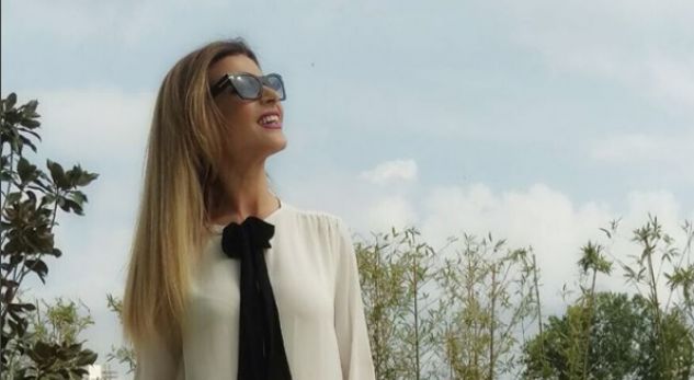 Motra e Majlinda Bregut në krah të legjendës së futbollit