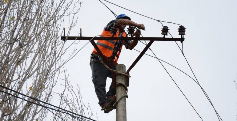 Moti i keq lë pa energji elektrike Orikumin, banorët në terr dhe pa ujë