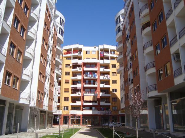 Tiranë/ Banorët në panik, tranvestitët seks në ambientet e pallatit