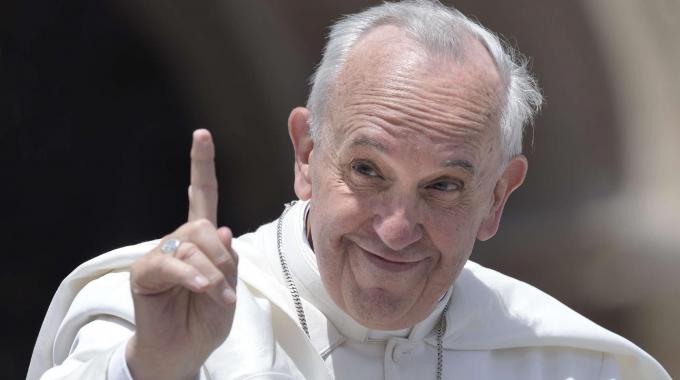 “Harbohet” Papa Françesku, kapet duke kërcyer me femra në diskotekë (VIDEO)