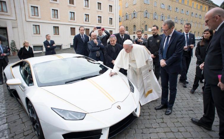 Modeli unik, Papa Françesku jep për bamirësi “Lamborghini”-n e dhuruar
