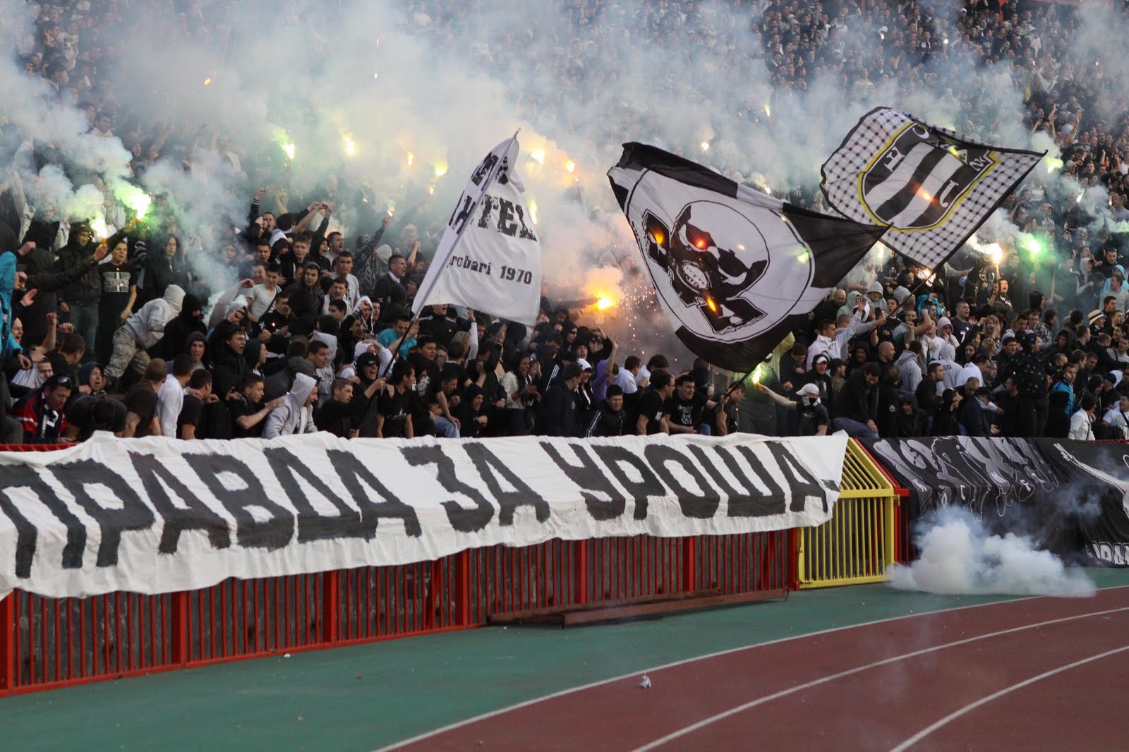 Usb ultras. Ультрас Партизан Белград. Партизан Белград ЦСКА ультрас. Партизан ФК ультрас. Партизан Белград хулиганы.