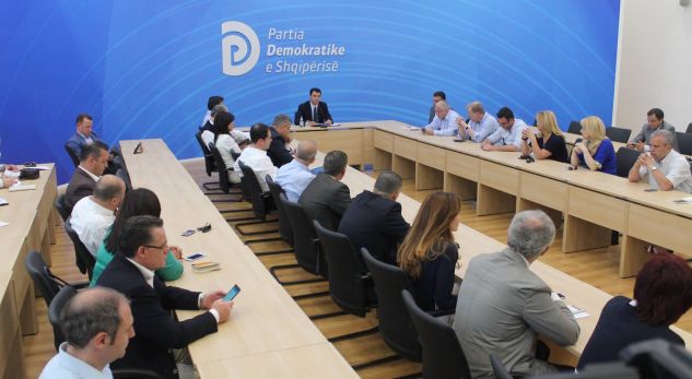 Turi i Lulzim Bashës nëpër bashki, për festat e fundvitit. Kur të gjithë punonin, ai pushonte…