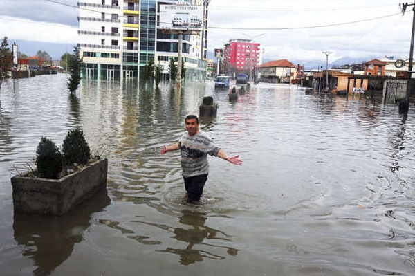 Përmbytjet në vend, situatë emergjente në Selenicë, shpëtohen dy persona në Shkodër (FOTO)