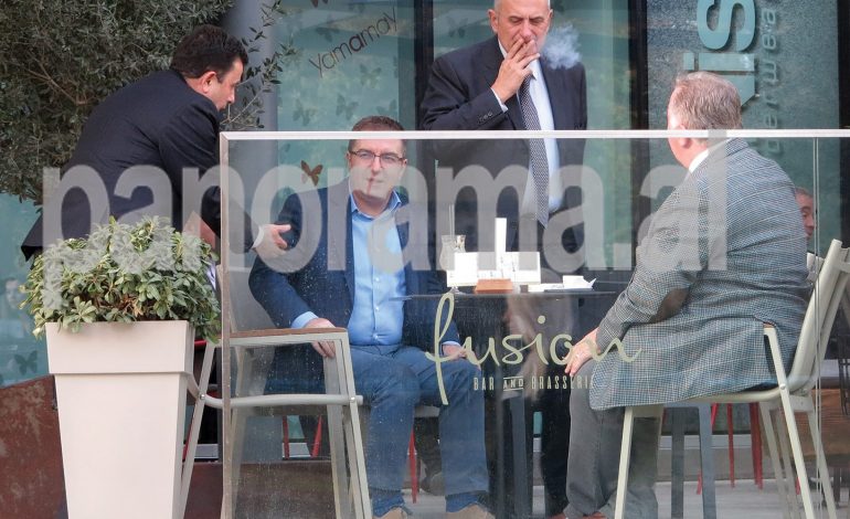 Deputetët që në Parlament zihen, jashtë tij duke pirë kafe e cigare bashkë