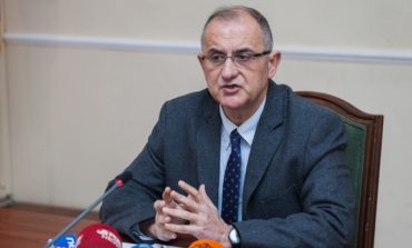 Petrit Vasili-Ramës: Në fillim i rropi shqiptarët me palma, tani po përdor pishat…