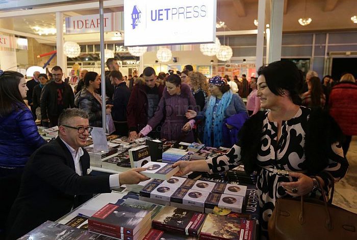 Stenda e “UET PRESS”/ Romani “SARAH” i Alfred Pezës tërheq qindra lexues