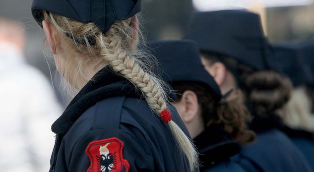 Policja bën kërdinë me çunat në Tiranë: Kaq janë pak… (Video)
