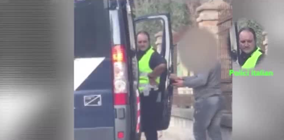 VIDEO/ Polici italian filmohet duke i marrë para shoferit shqiptar