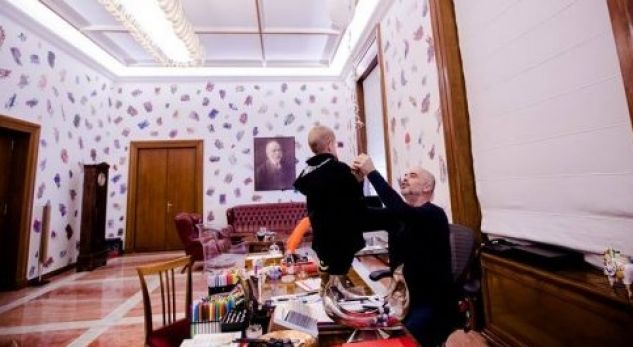 Ja si duket djali i Kryeministrit/ Publikohet foto e parë e Zahos