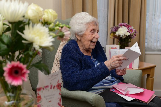 Gruaja 100 vjeçare merr më shumë se 600 kartolina nga të panjohurit (Foto)
