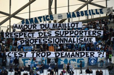 Goditi me shqelm në kokë tifozin, ja mesazhet kundër Evra-s nga mbështetësit e Marseille