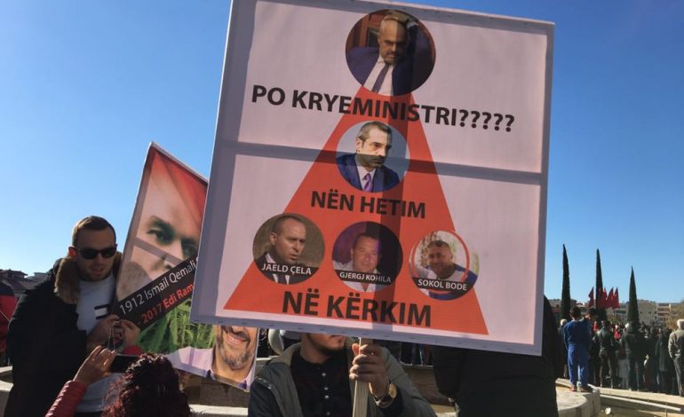 Foto/ Rama pritet në Vlorë me protestë: Shpalle narkoshtetin