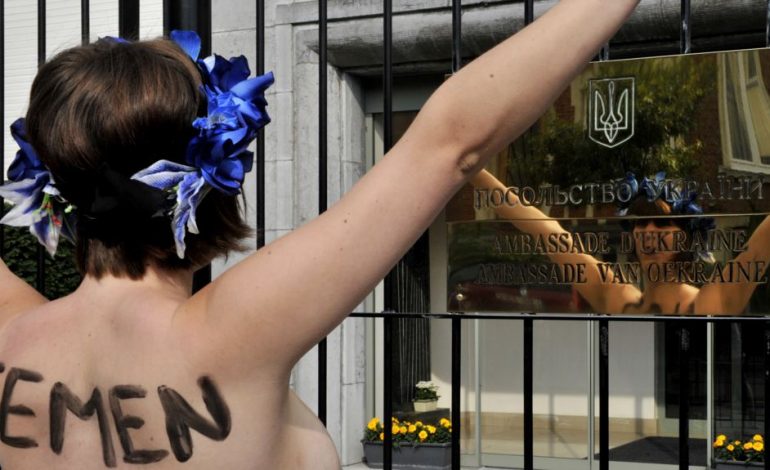 Protesta NUDO për Halloween i vënë flakën pronësisë së presidentit të Ukrainës/ VIDEO