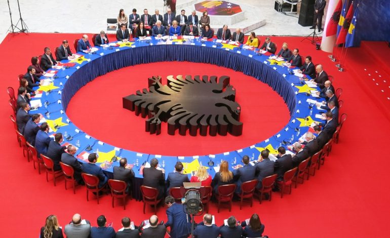 Mbledhja Shqipëri-Kosovë/ Analistët: Spektakël folklorik pa efekt ekonomik!