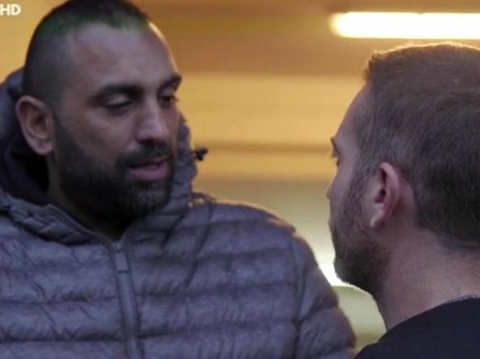 VIDEO/ Vëllai i kapos së një klani mafioz, i thyen hundën live gazetarit (pamje të rënda)