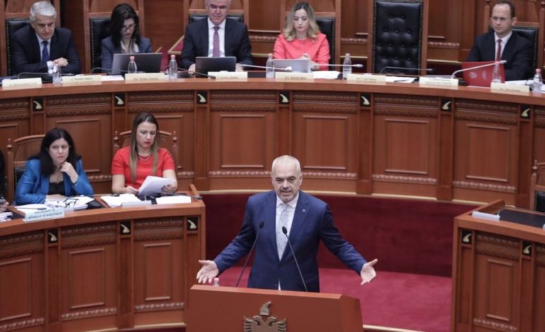 Gjithë replikat e Edi Ramës me Lulzim Bashën në Kuvend. E plotë