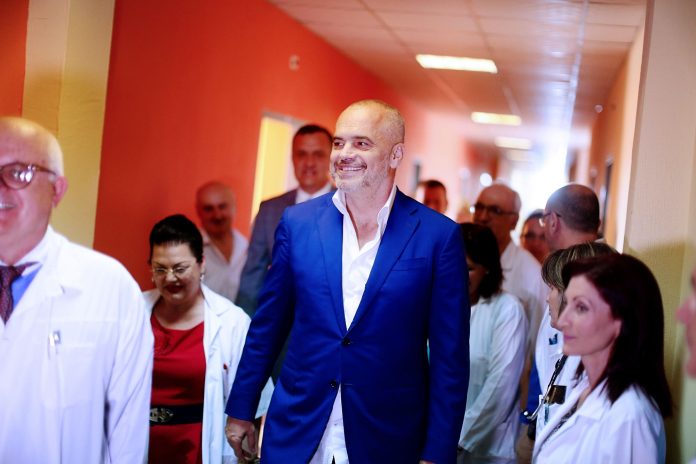 VIDEO, FOTO/ “Aty hyn i gjallë e del i vdekur”, Rama nuk mbështetet nga qytetarët në sektorin e shëndetësisë