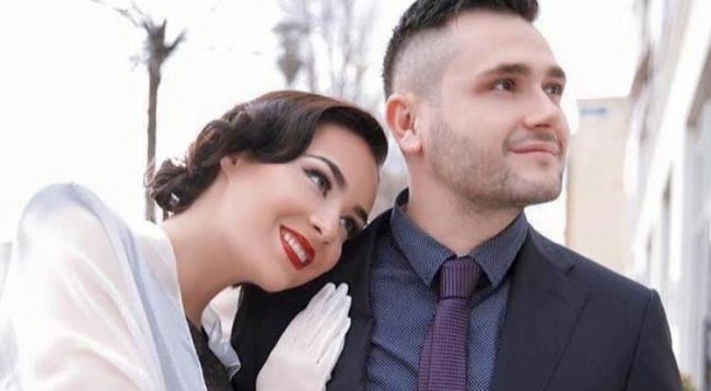 FOTO/ Besi dhe Xhensila në vendin e ‘Shenjtë’, këngëtaren nuk e keni parë kurrë kështu