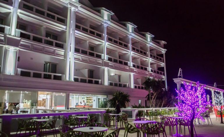(FOTO) Nga ish kampi i punëtorëve në hotel luksi, hyni brenda ‘Pallatit Mbretëror’ të Klement Balilit
