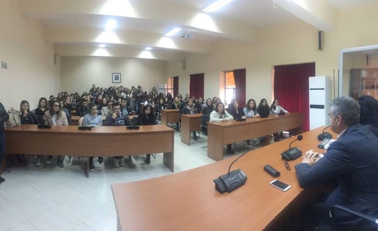 TAKIMI/ Të rinjtë e Elbasanit, shihni se çfarë bëjnë në promovimin e romanit “Sarah”